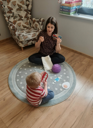 aleksandra kret w trakcie prowadzenia zajęć metodą tomatisa